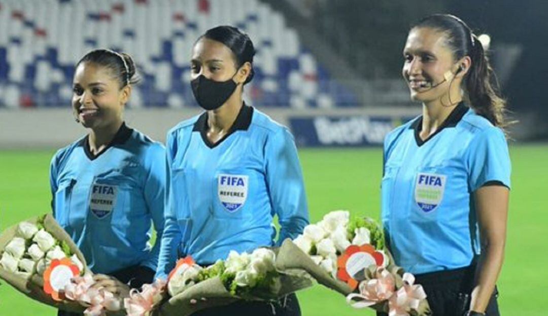 Mary Blanco, con la bandera de juez de línea, estará este viernes en el inicio de la fecha 11 de la Liga.