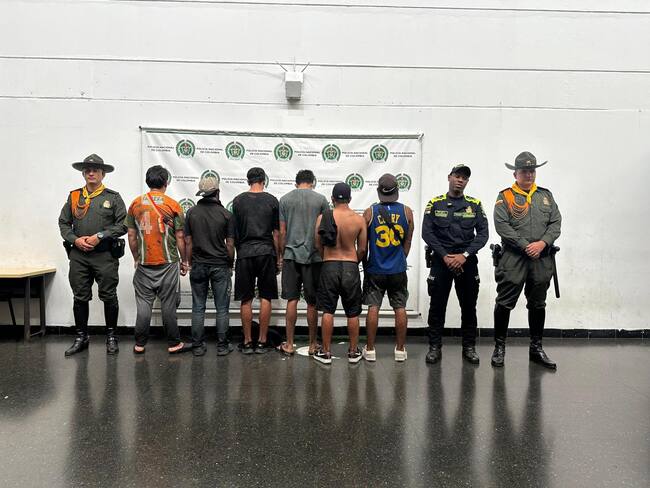 Realizando malos manejos del agua fueron sorprendidos y capturados 6 hombres en Medellín. Foto: Cortesía Policía Nacional.