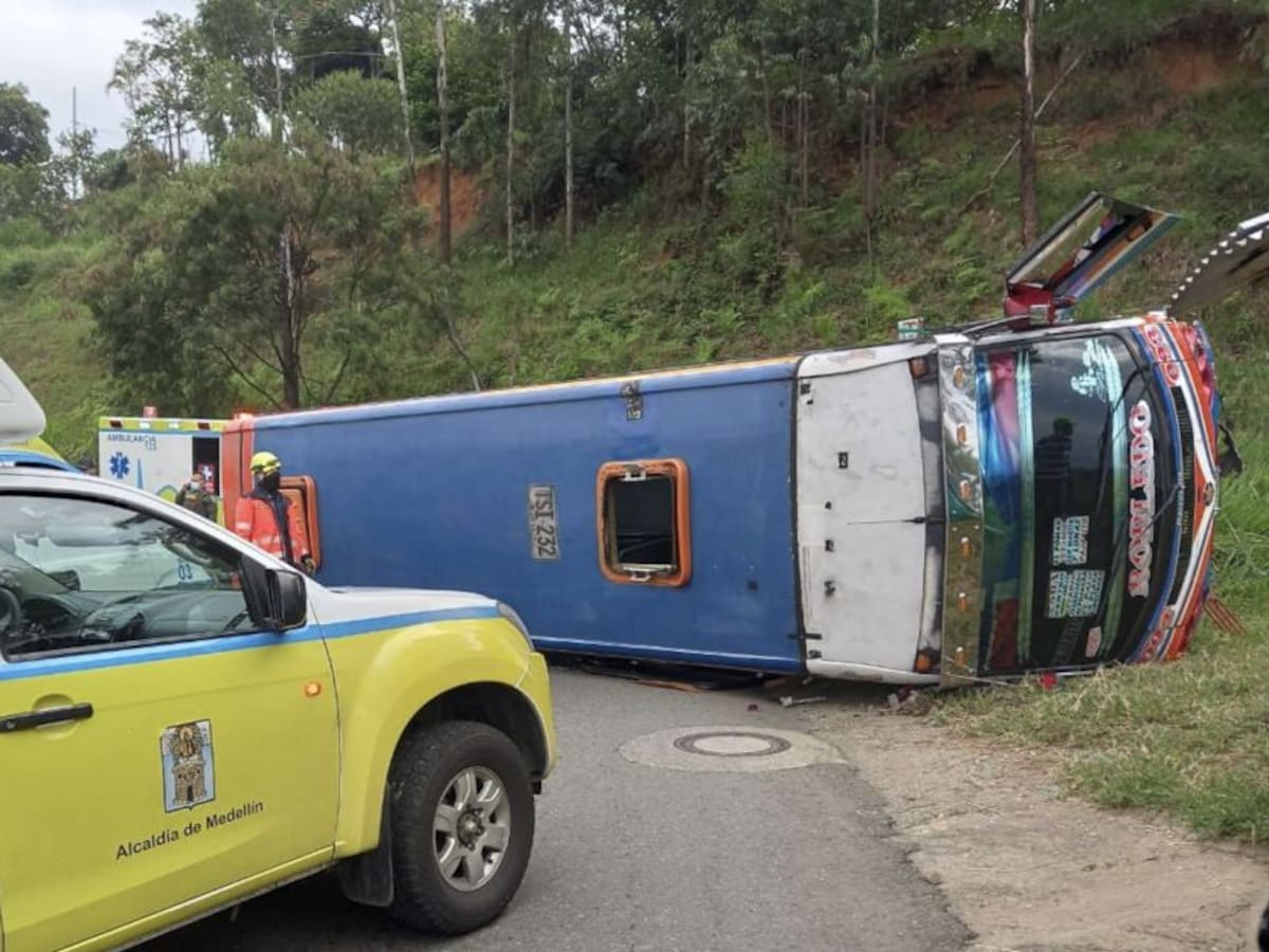 40 pasajeros resultaron heridos tras volcamiento de bus en Robledo
