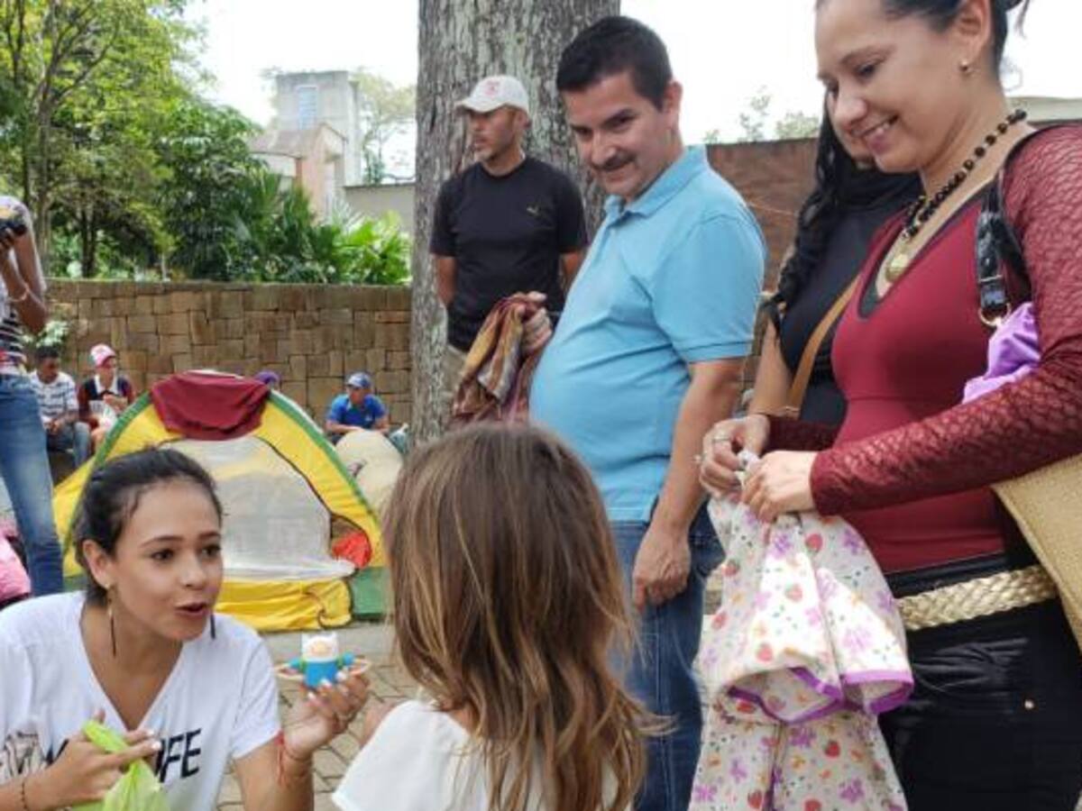 Una pareja de mujeres son los 'ángeles' de caminantes venezolanos