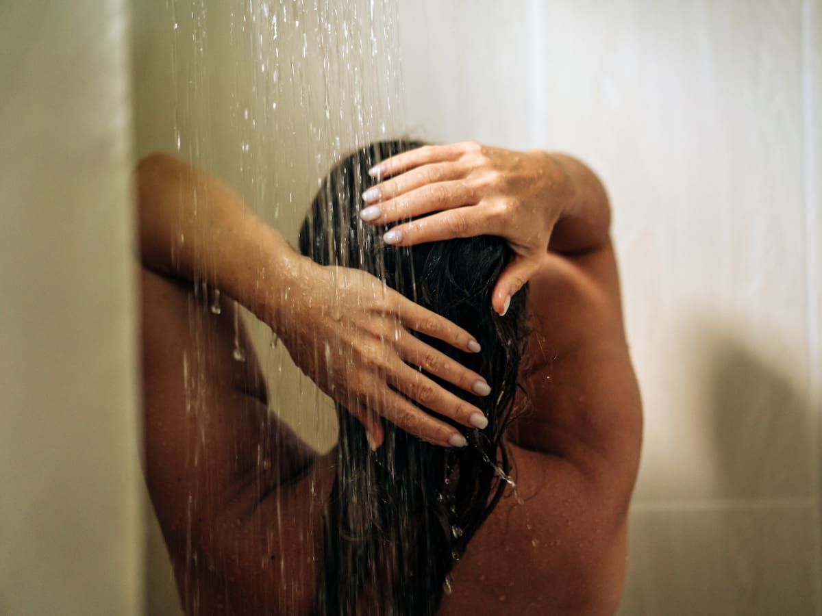 ¿Qué significa pasar mucho tiempo bajo la ducha? Explicación desde la psicología