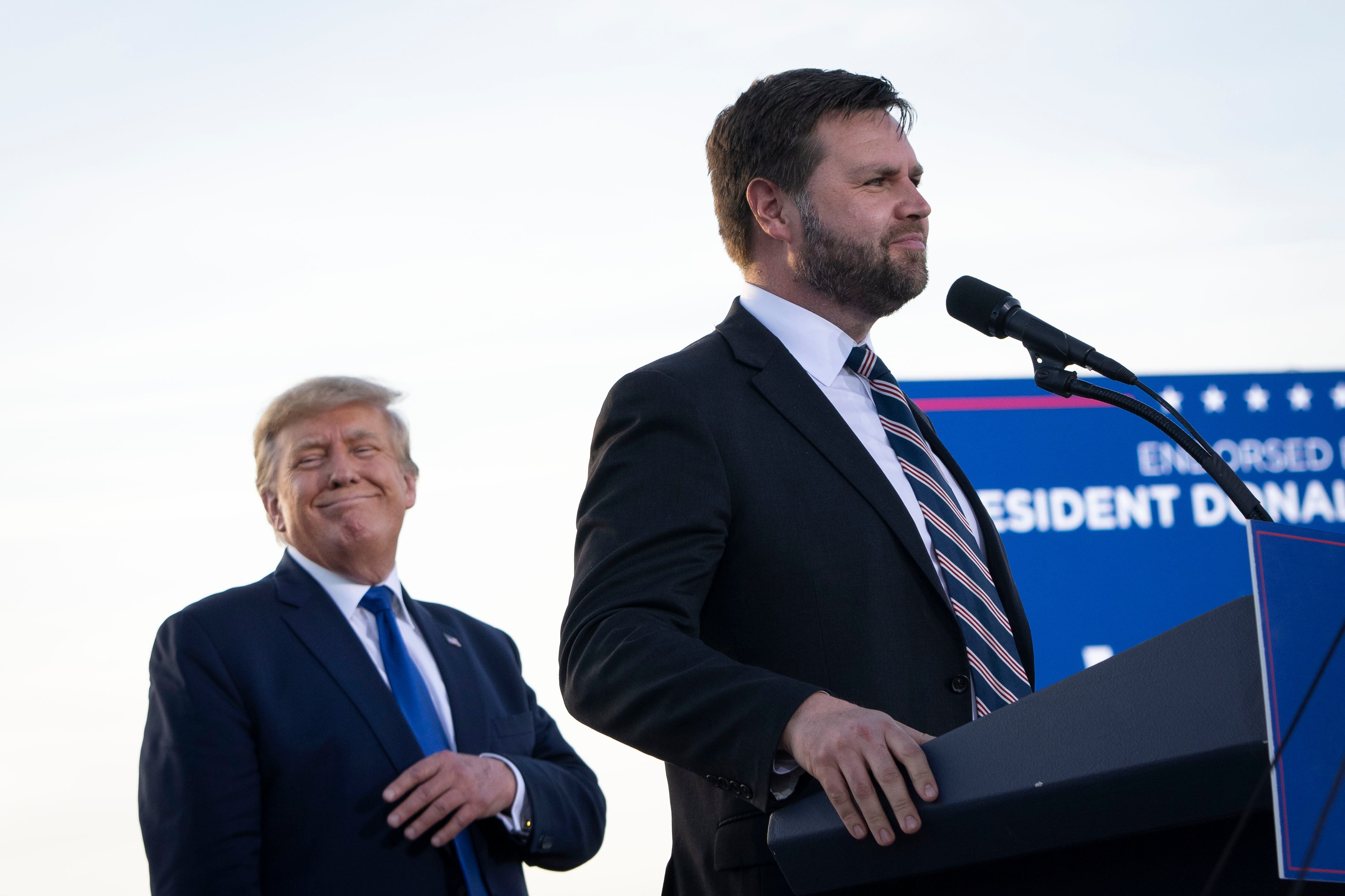 El expresidente Donald Trump y su fórmula vicepresidencial, J.D. Vance, durante un acto de campaña. 
(Foto: Drew Angerer/Getty Images)