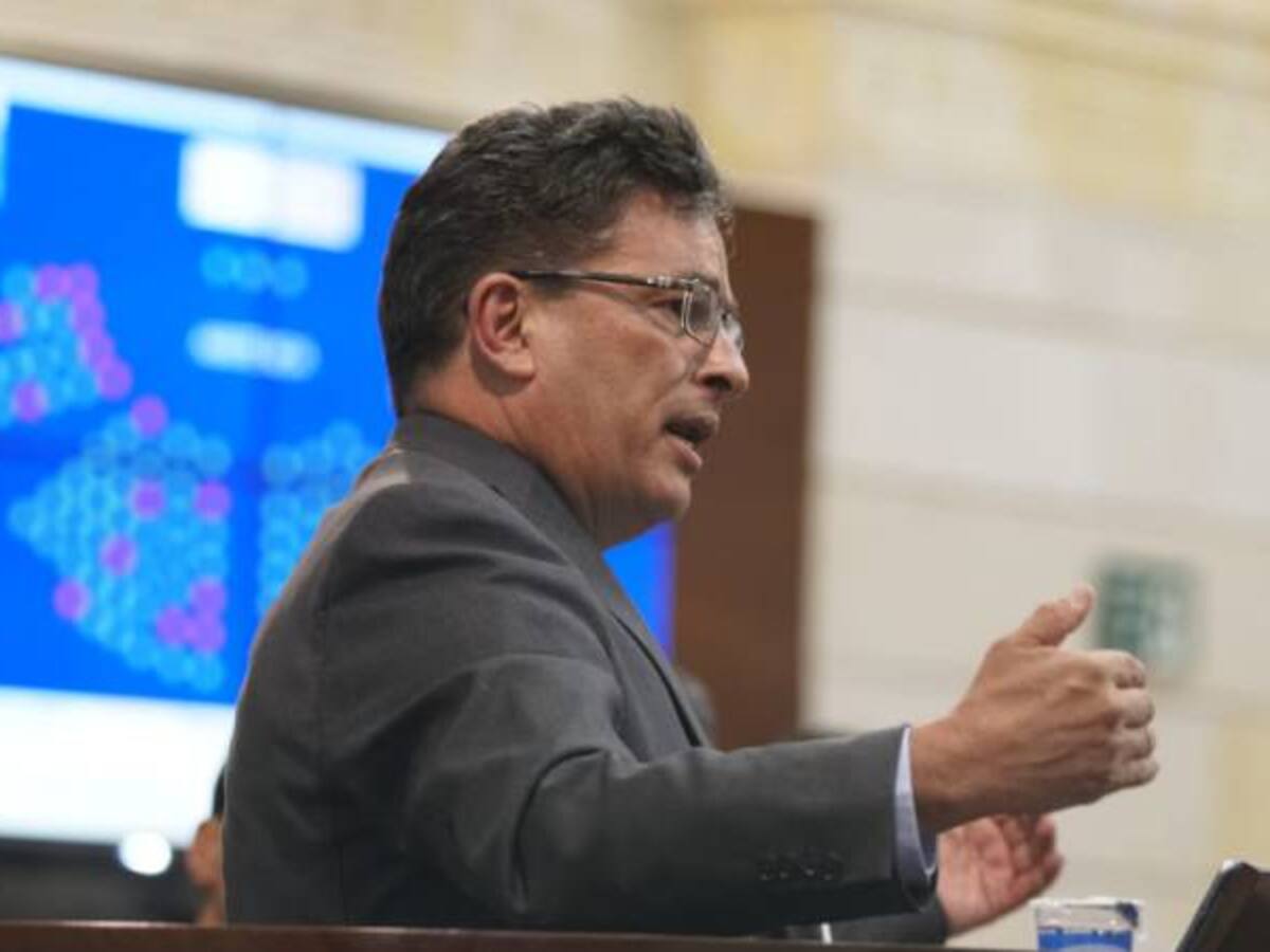 Minhacienda: Ataque de Robledo por los bonos agua es una persecución