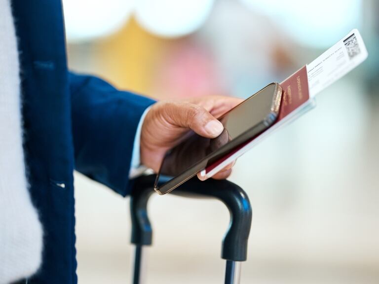 Viajero con visa en mano dentro de aeropuerto // Foto de referencia: Getty Images