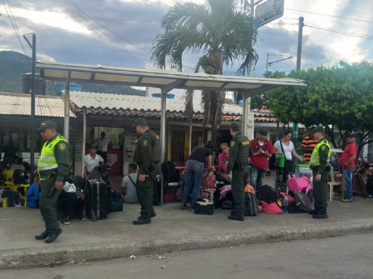Caos en terminal satélite en Los Patios