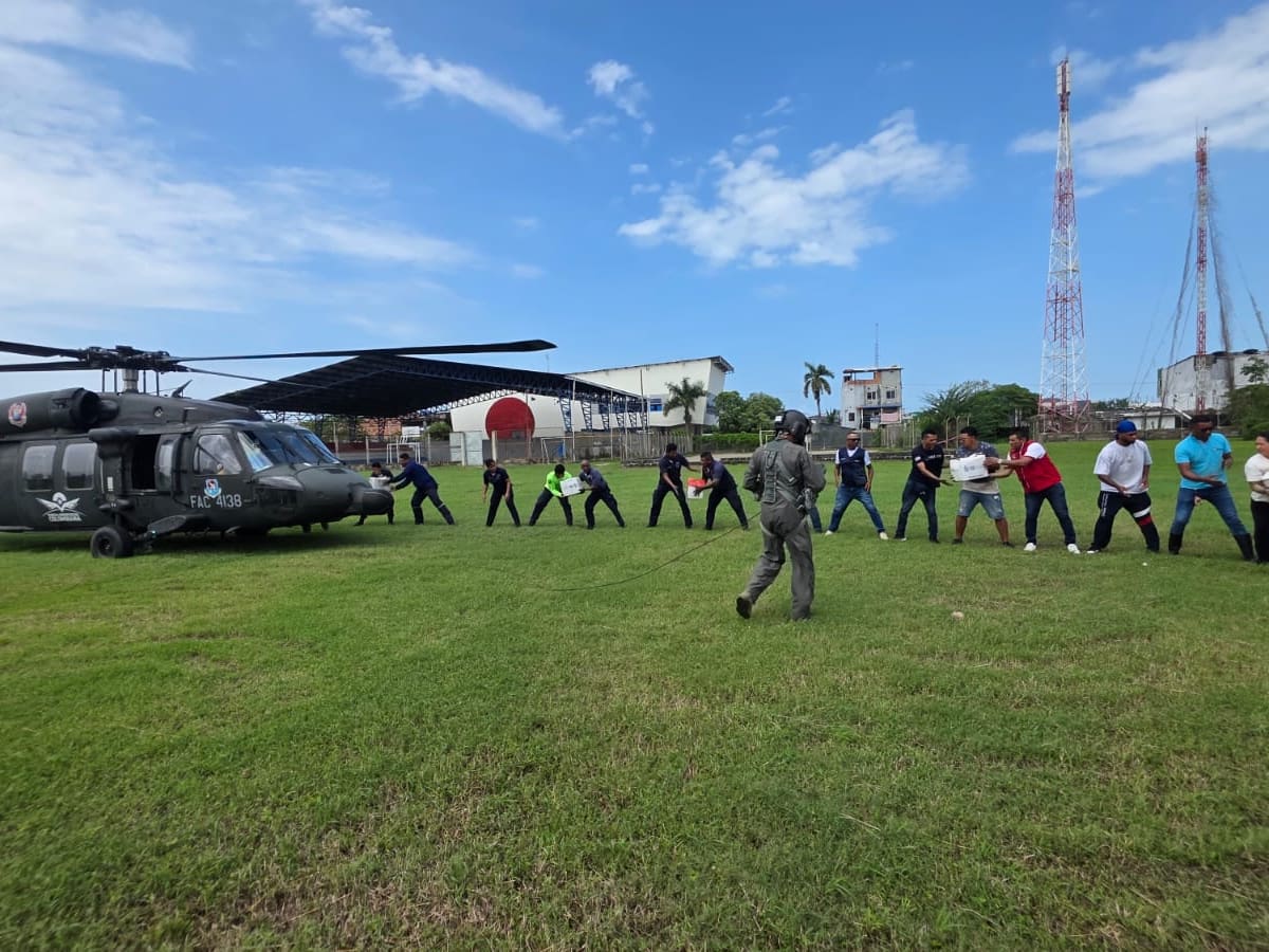 Fuerza Aeroespacial evacuó a mujer embarazada y entregó 2,8 toneladas de ayuda humanitaria en Urabá