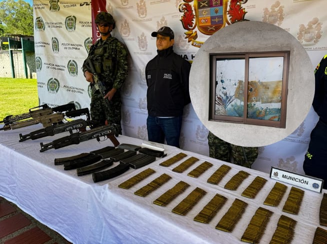 Fusiles incautados al Clan del Golfo y vivineda afectada por disparos- foto comunidda y Ejército