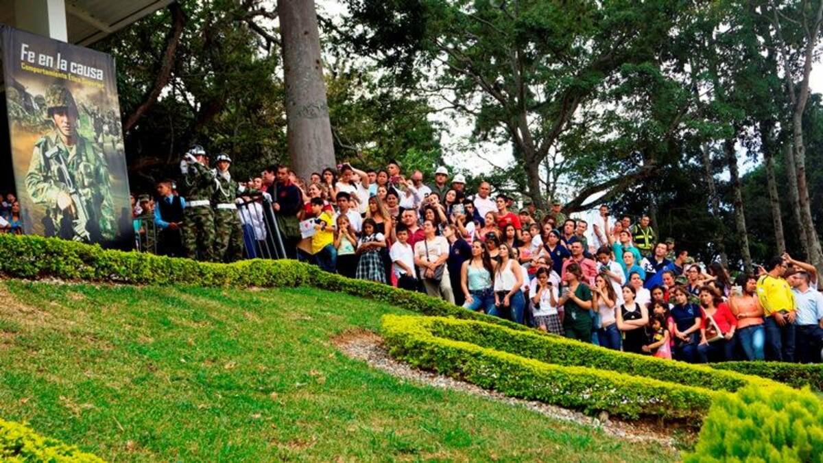 Durante el evento, integrantes de la Policía, el Esmad y el Ejército recibieron con emoción a Juanes, le prepararon una presentación musical con vallenato y otra con un Michael Jackson del batallón "Coronel Francisco José de Caldas".