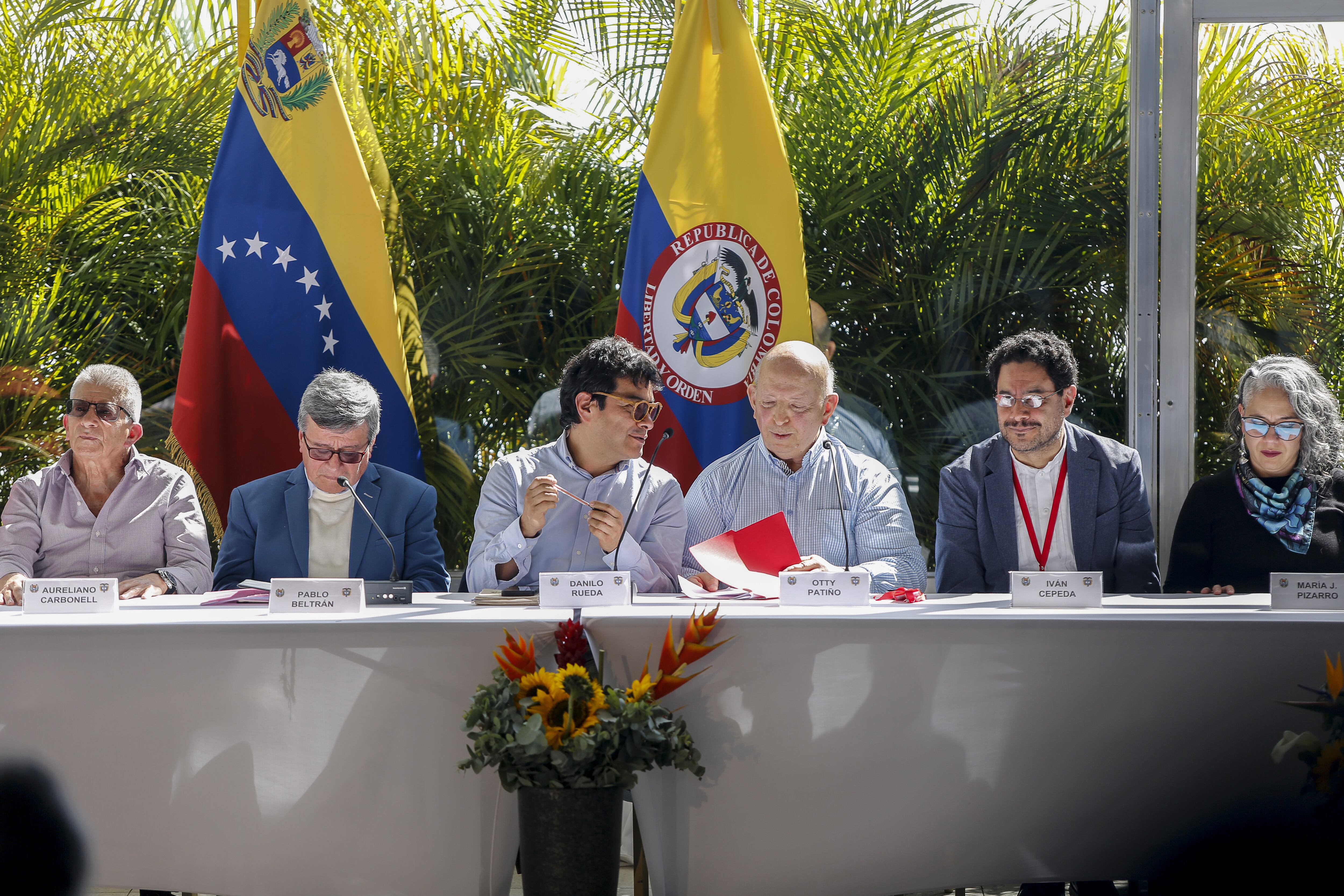 Los comandantes guerrilleros del Ejército de Liberación Nacional (ELN) de Colombia Aureliano Carbonell (L) y Pablo Beltrán (2do L) se reúnen con los miembros de la delegación del gobierno colombiano, el comisionado de paz Danilo Rueda (3ro L), Otty Patiño (3ro R ) e Iván Cepeda (2do der.) durante el cierre de las conversaciones de paz en Caracas, Venezuela, el 12 de diciembre de 2022.  Foto de Pedro Rances Mattey/Agencia Anadolu vía Getty Images.