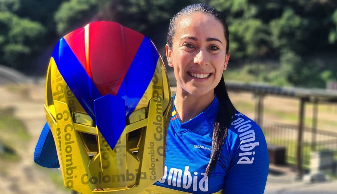 Mariana Pajón posa con el caso que usará en los Juegos Olímpicos de Tokio 2020.