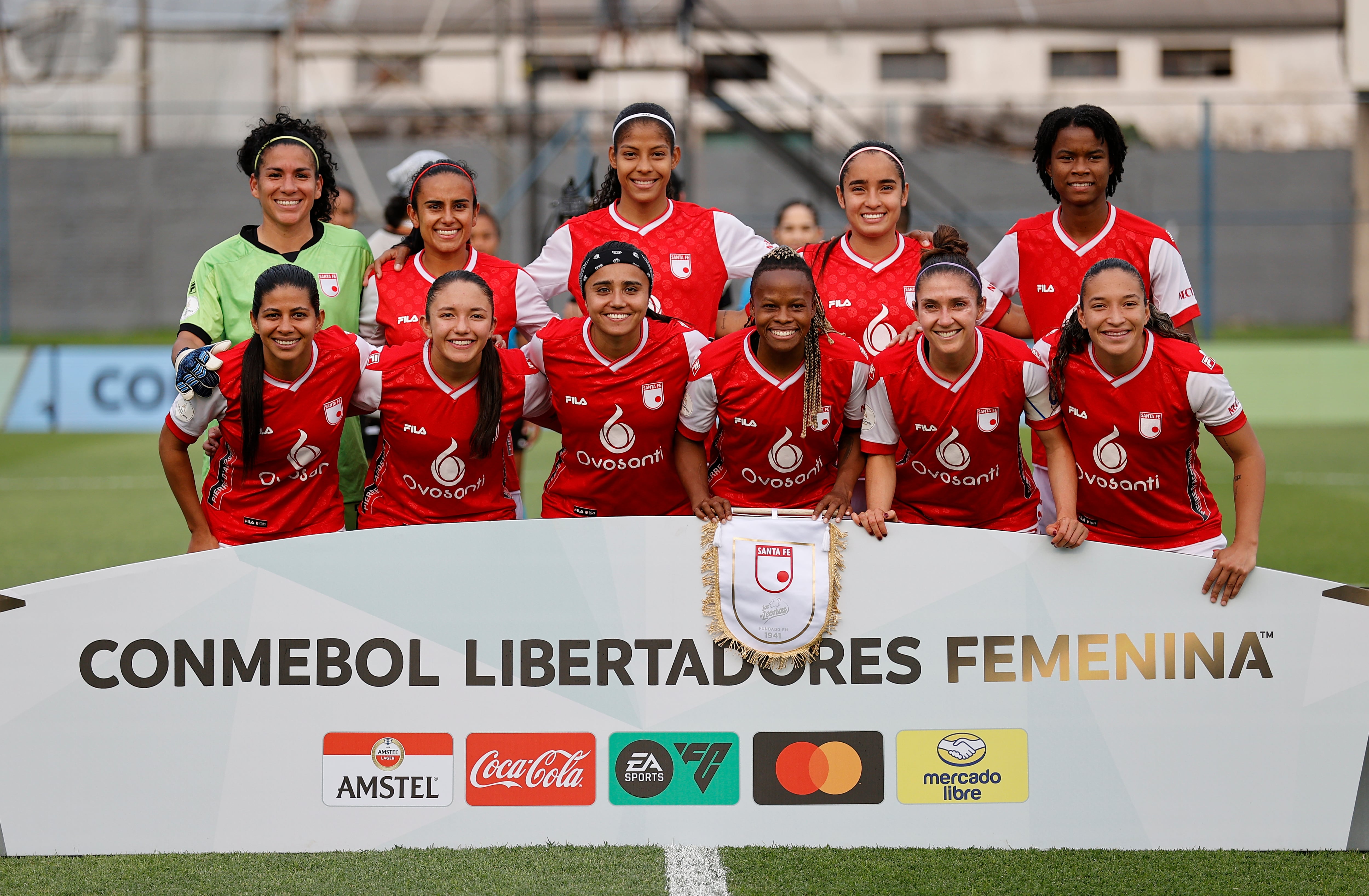 AMDEP8969. LUQUE (PARAGUAY), 16/10/2024.- Jugadoras de Santa Fe posan este miércoles, en un partido de la Copa Libertadores Femenina entre Santa Fe y Independiente del Valle (IDV) en el estadio de la Conmebol en Luque (Paraguay). EFE/ Juan Pablo Pino