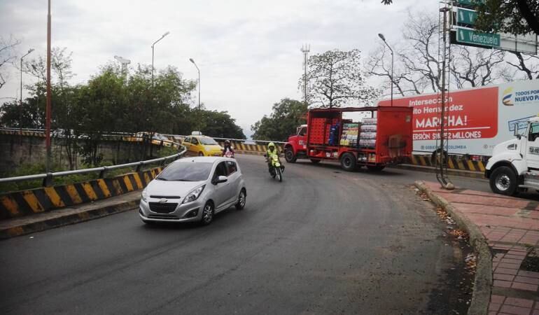 Vehículos en el puente Benito Hernández