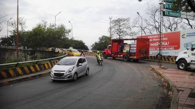 Vehículos en el puente Benito Hernández