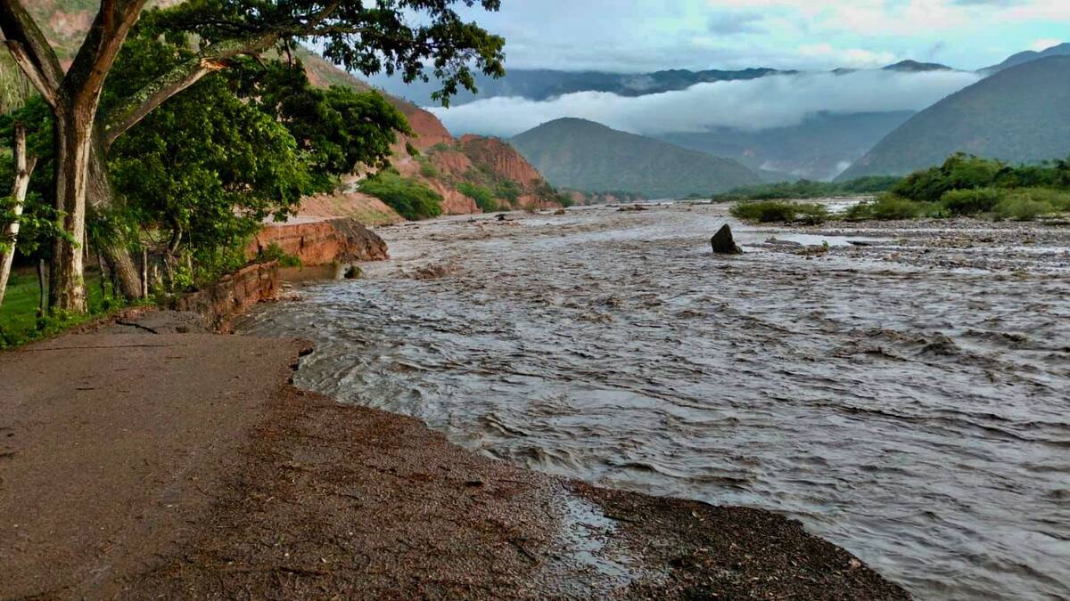 Lluvias generan graves afectaciones en la vía Colombia- Neiva en el Huila