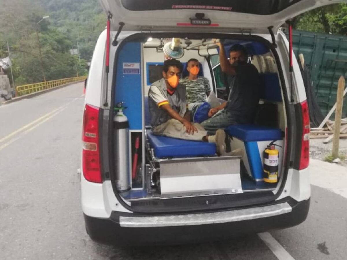 La policía inmovilizó una ambulancia contratada como transporte público