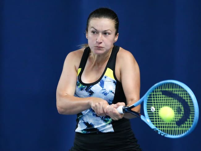 La tenista Dalila Jakupovic en un partido del abierto de Nottingham 