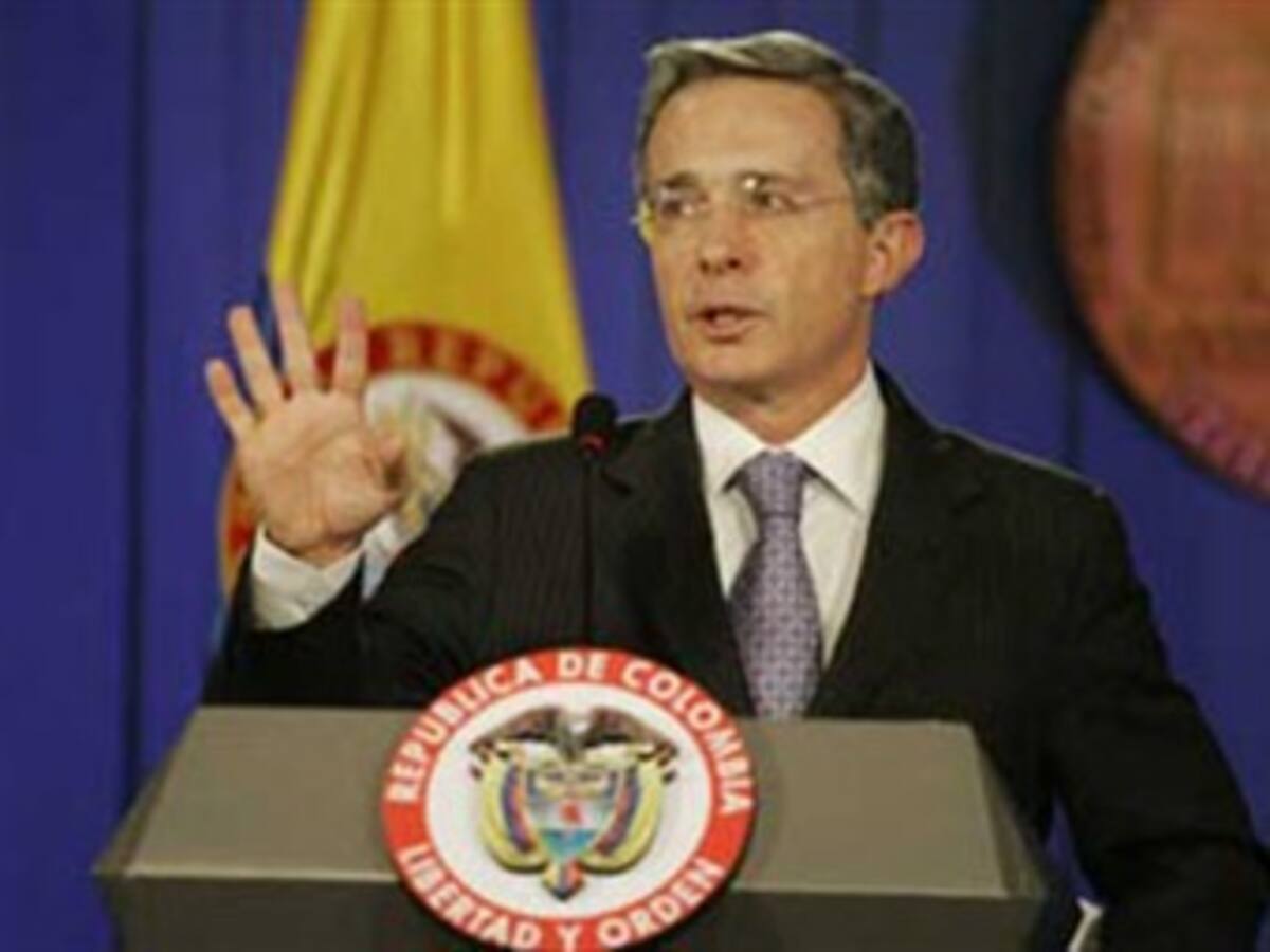 Uribe dice que ocho años no alcanzan para recuperar la seguridad del país