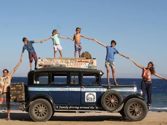 [Fotos] Familia argentina recorre el mundo en carro desde hace 15 años