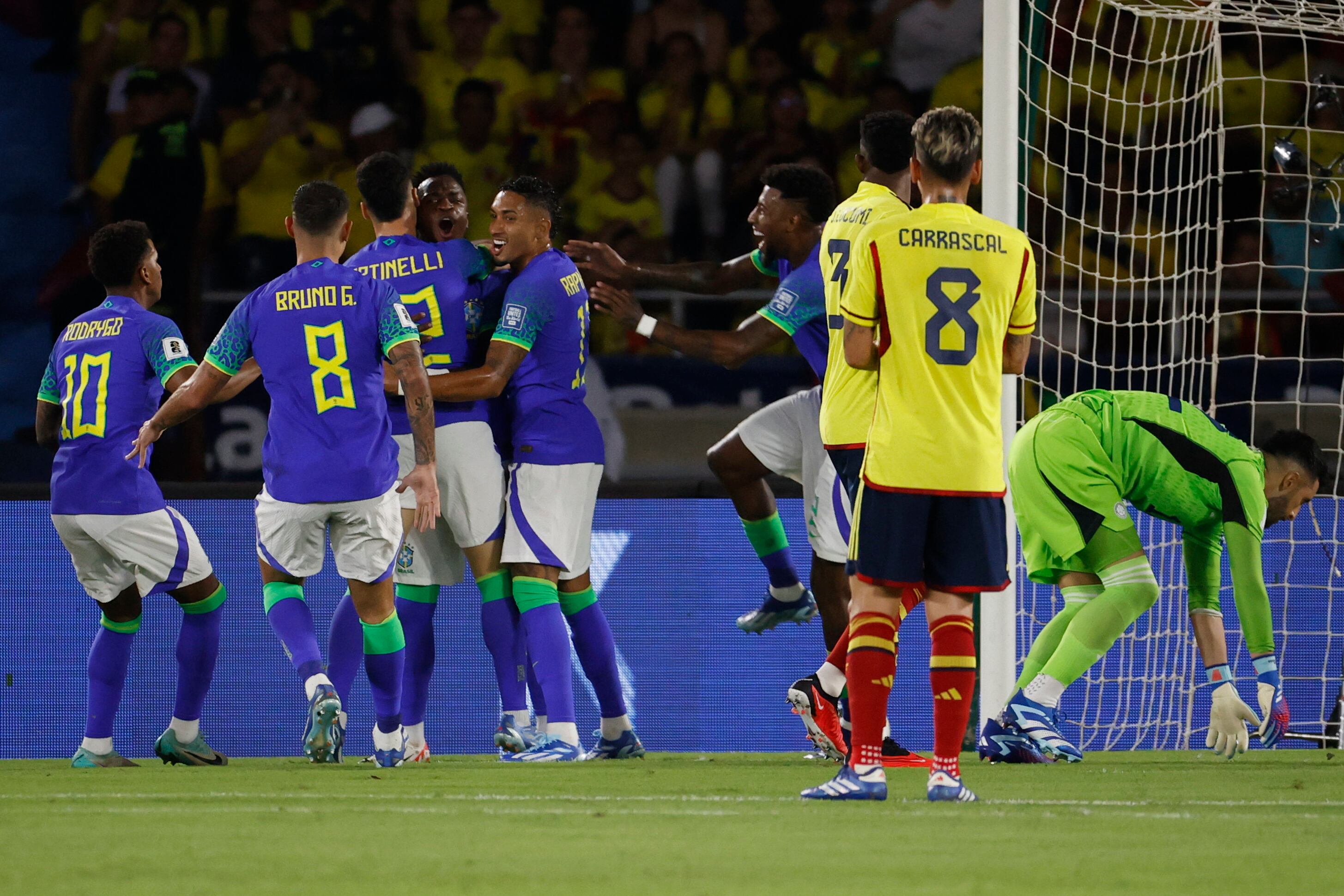 Jugadores de Brasil celebran un gol de Gabriel Martinelli hoy, en un partido de las Eliminatorias Sudamericanas para la Copa Mundial de Fútbol 2026 entre Colombia y Brasil en el estadio Metropolitano en Barranquilla (Colombia). EFE/ Mauricio Dueñas Castañeda