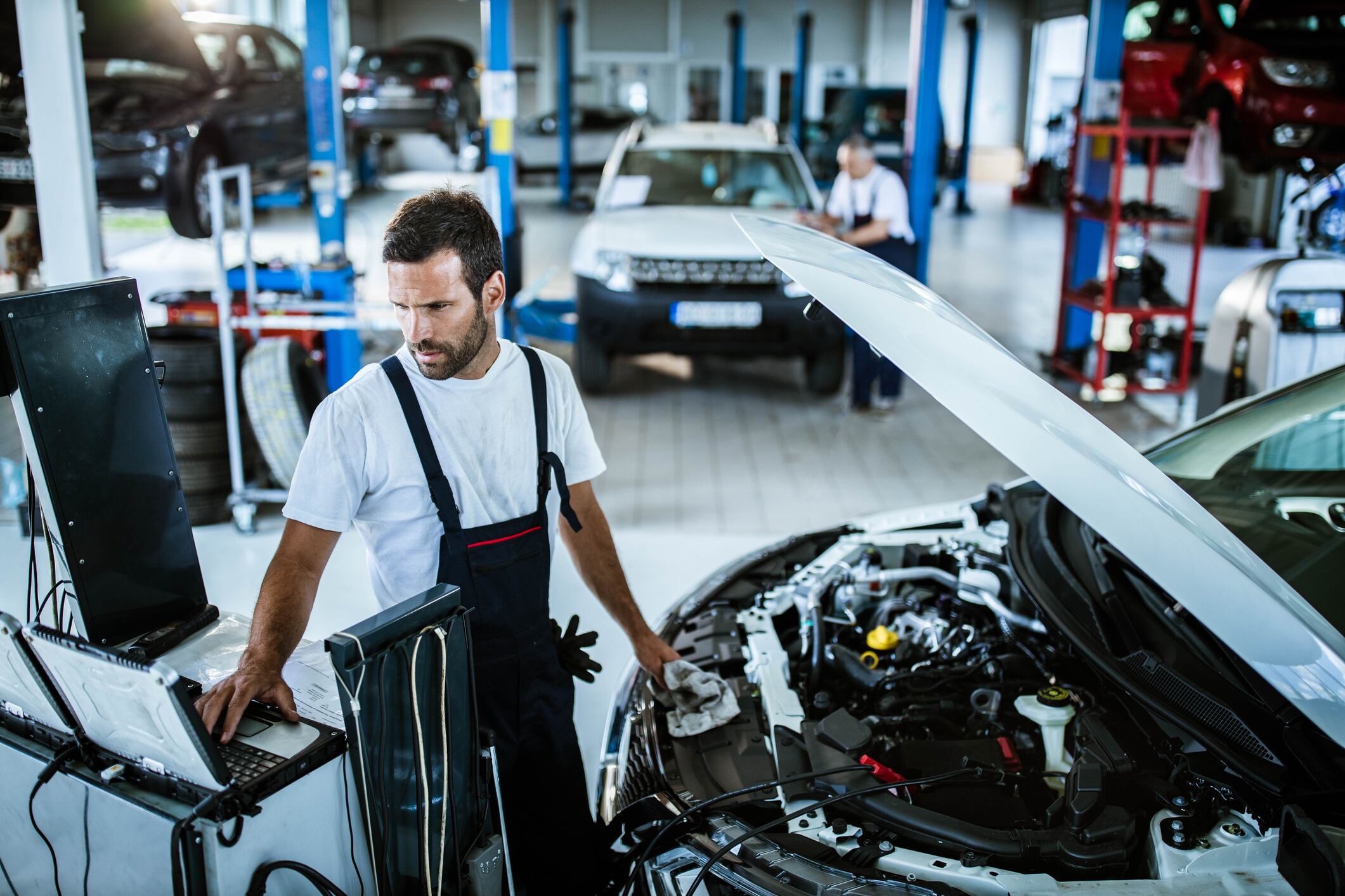 Hombre haciendo la revisión de un carro (Getty Images)