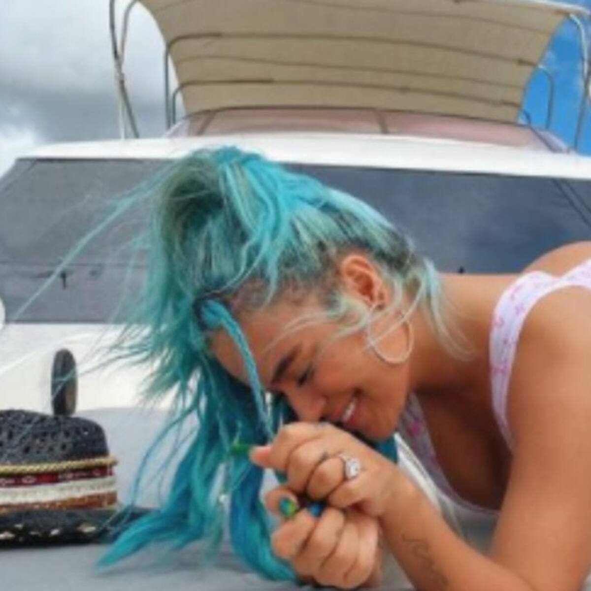 Karol G: Atrevidas y sensuales fotos en las que dejó ver todo su pecho