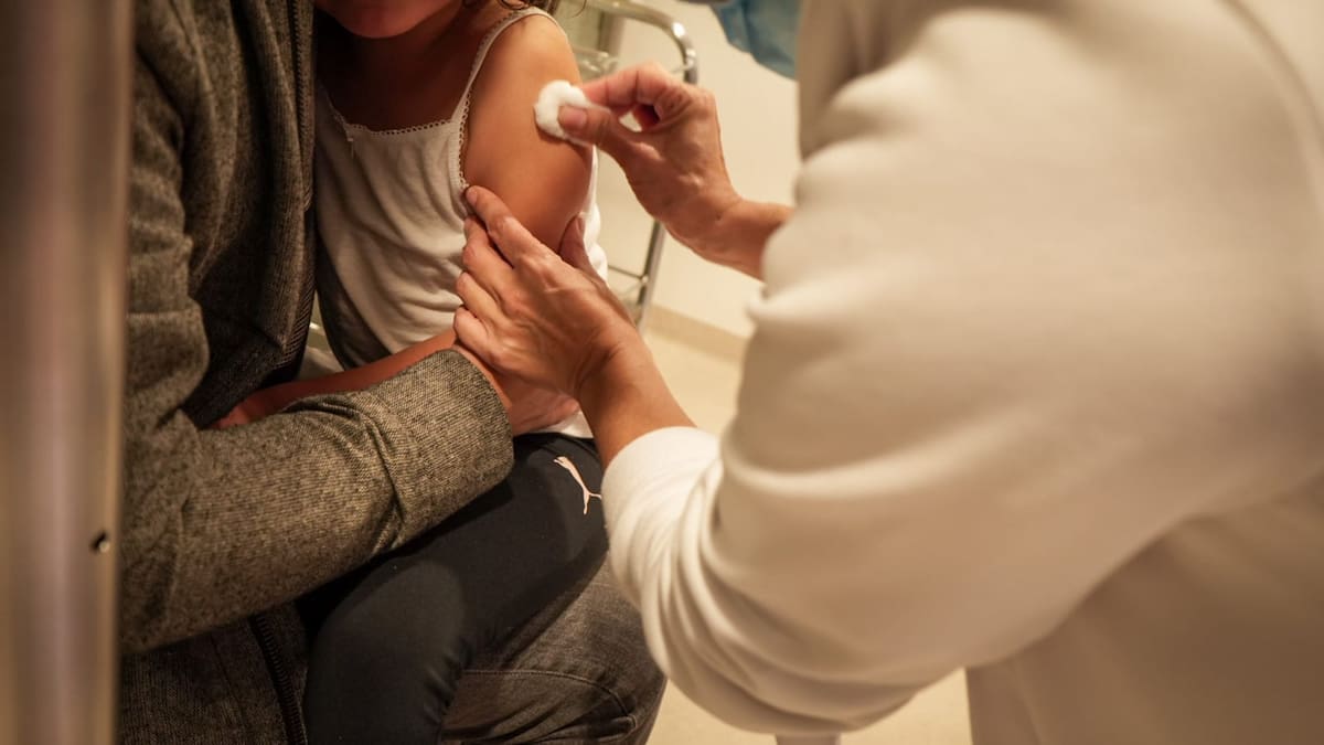 Medellín incentiva la vacunación gratuita contra la fiebre amarilla y sarampión