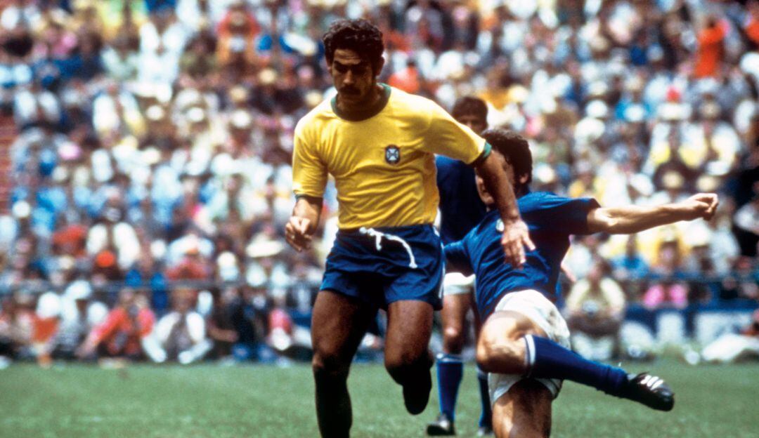 El delantero brasileño, Roberto Rivelino, enfrentando a un defensor italiano en la final del Mundial de México 1970.