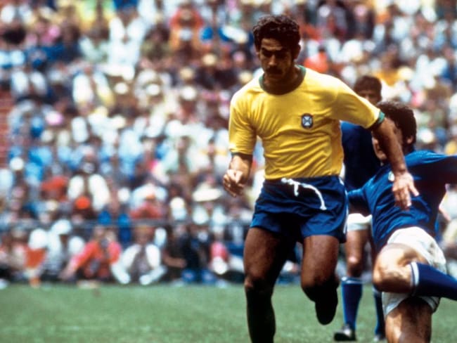 El delantero brasileño, Roberto Rivelino, enfrentando a un defensor italiano en la final del Mundial de México 1970.