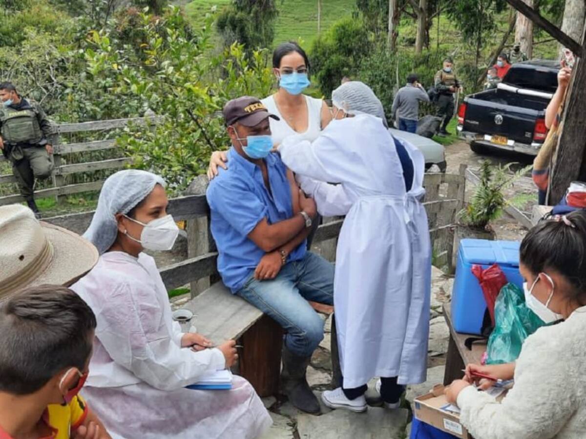 Ministerio de salud resalta vacunación rural COVID-19 en Salento, Quindío