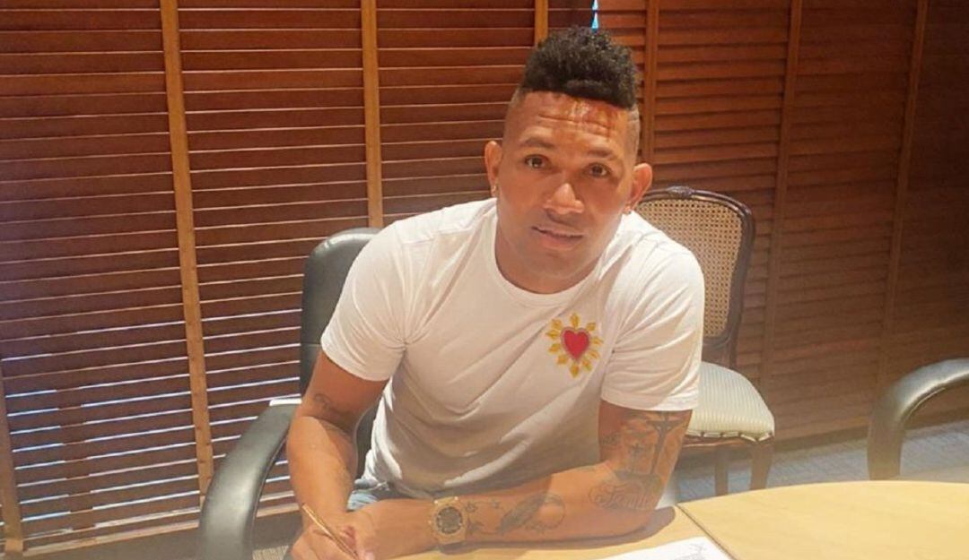 Ronaldo Dinolis firma su contrato como nuevo jugador de La Equidad.