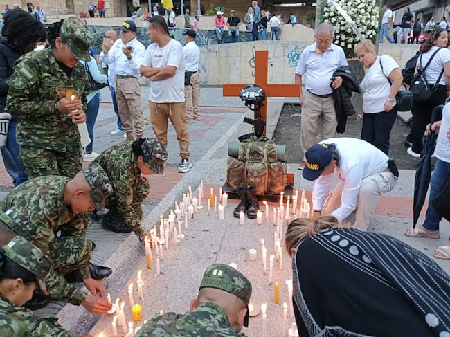 Velatón en la plaza de Bolívar de Armenia como homenaje a los soldados fallecidos en el accidente en Putumayo. Foto: Adrián Trejos