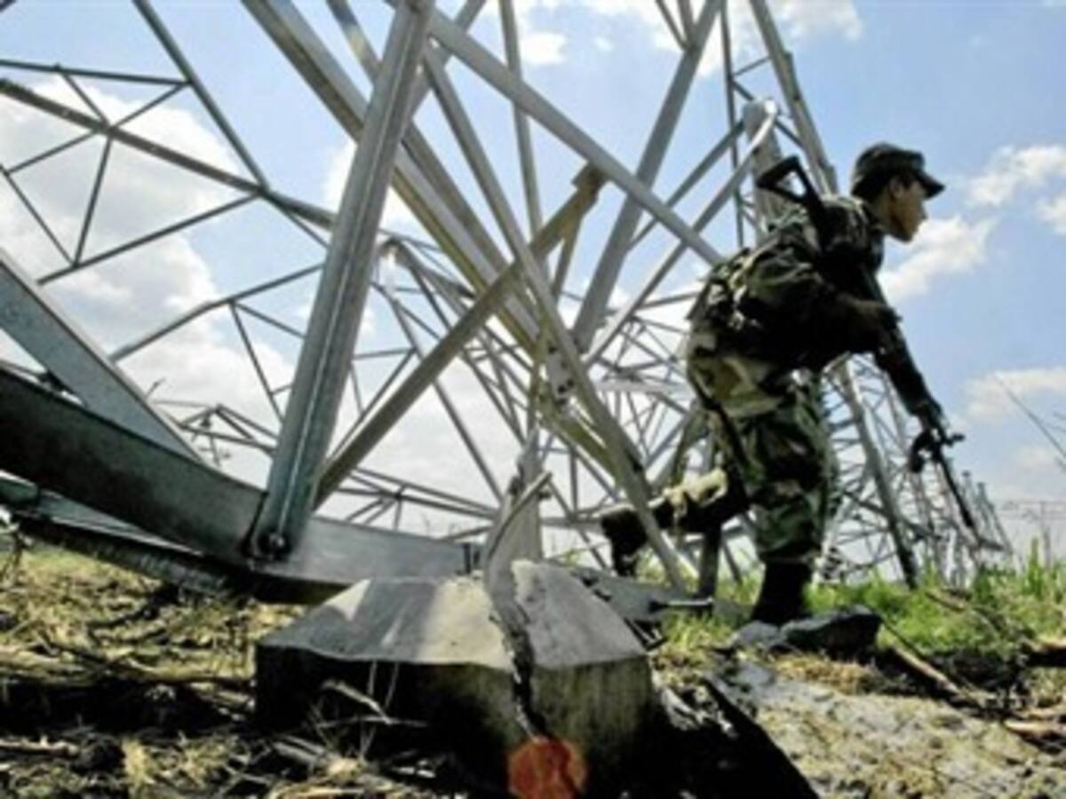 Un menor muerto y cinco municipios sin energía dejan acciones terroristas