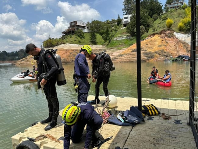 Bomberos recuperando el cuerpo de la persona ahogada- foto cortesía