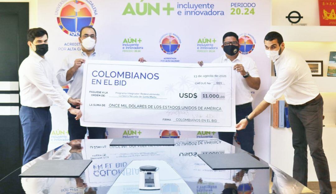 Entrega del cheque. 