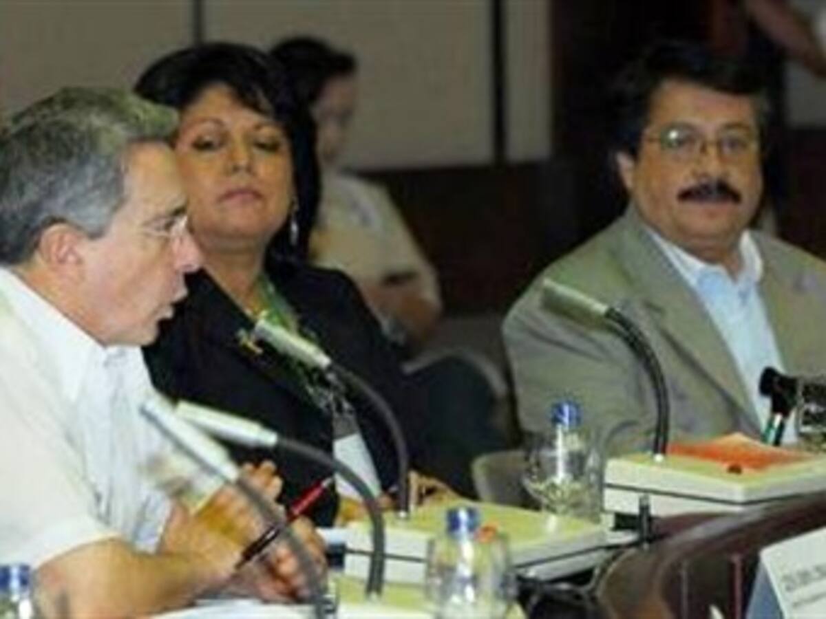 Uribe da señales de no aspirar a una segunda reelección