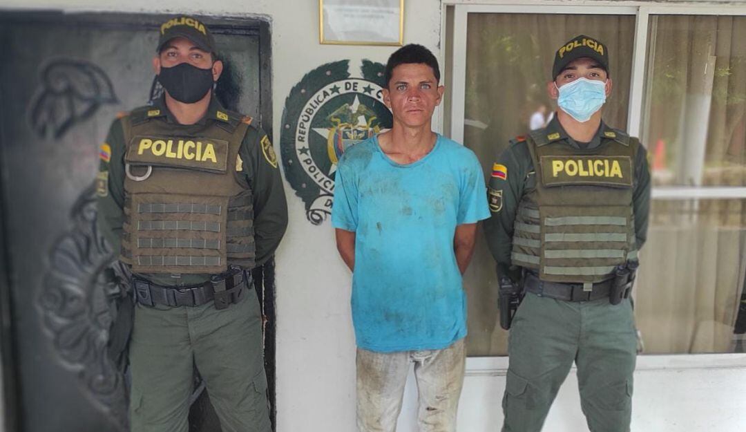 Según la Policía, este presunto delincuente rompió una pared y desmontó un tanque de almacenamiento de combustible de 500 galones