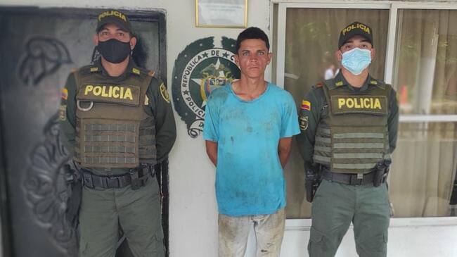 Según la Policía, este presunto delincuente rompió una pared y desmontó un tanque de almacenamiento de combustible de 500 galones