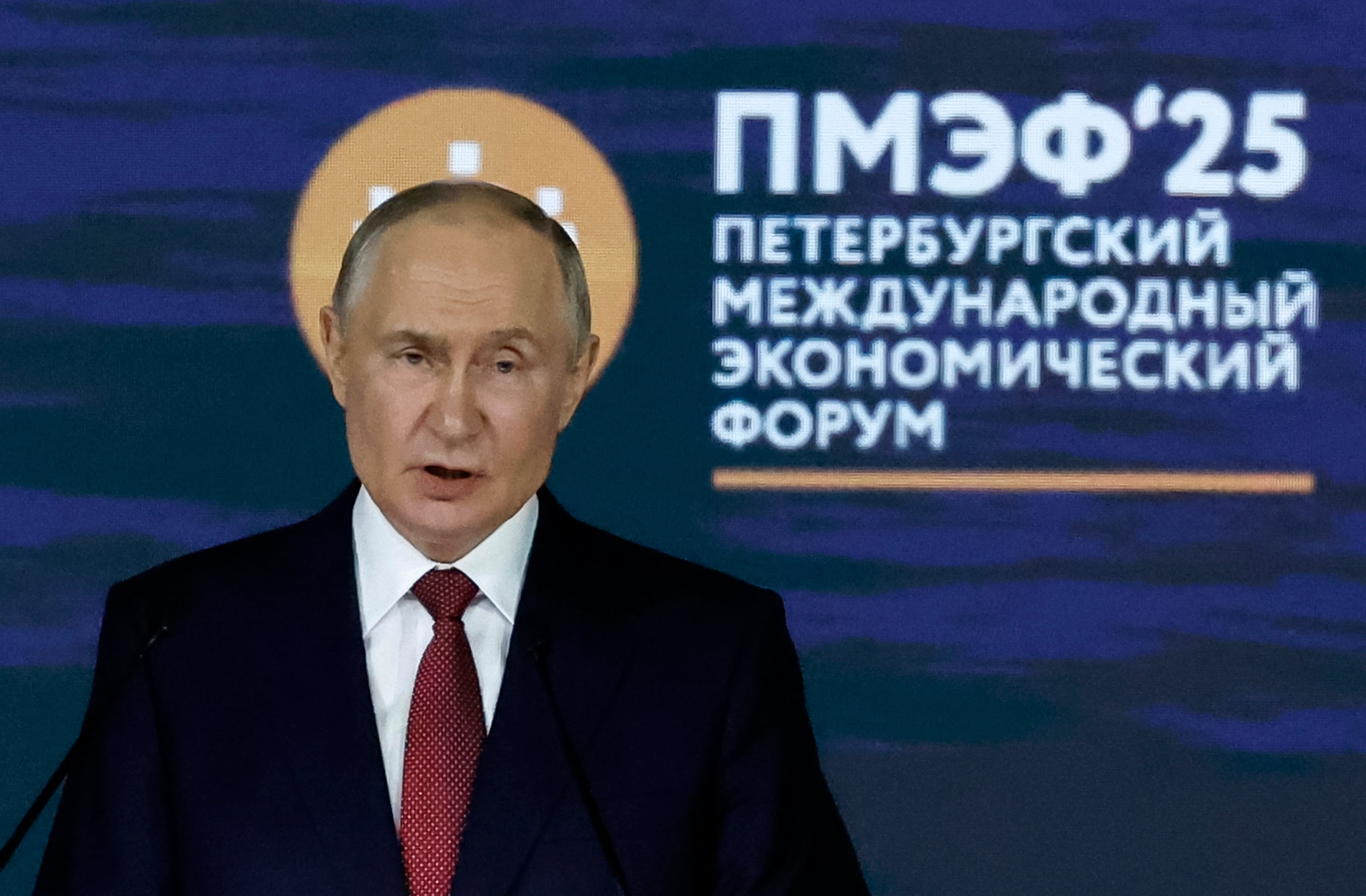 ST. PETERSBURG (Russian Federation), 20/06/2025.- Russian President Vladimir Putin delivers his speech during a main plenary session of the 28th Saint Petersburg International Economic Forum (SPIEF) in St. Petersburg, Russia, 20 June 2025. The forum runs from 18 to 21 June 2025. (Rusia, San Petersburgo, San Petersburgo) EFE/EPA/ANATOLY MALTSEV