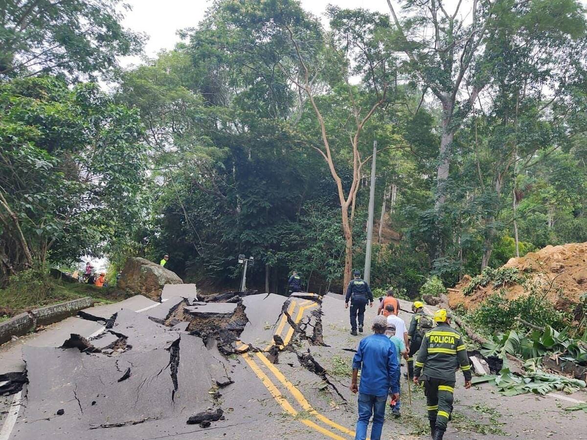 Por riesgo y grietas evacúan 5 familias de la vía Bucaramanga - Barrancabermeja