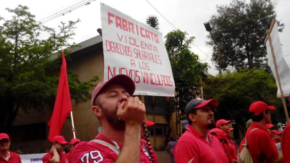 En la capital de Antioquia, cientos de personas salieron a las calles a exigir mejores condiciones laborales.