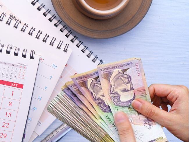 Cuánto debe ahorrar al mes para juntar 1 millón de pesos en 3 meses: Plantilla útil para lograrlo. Foto: Canva y Caracol Radio.