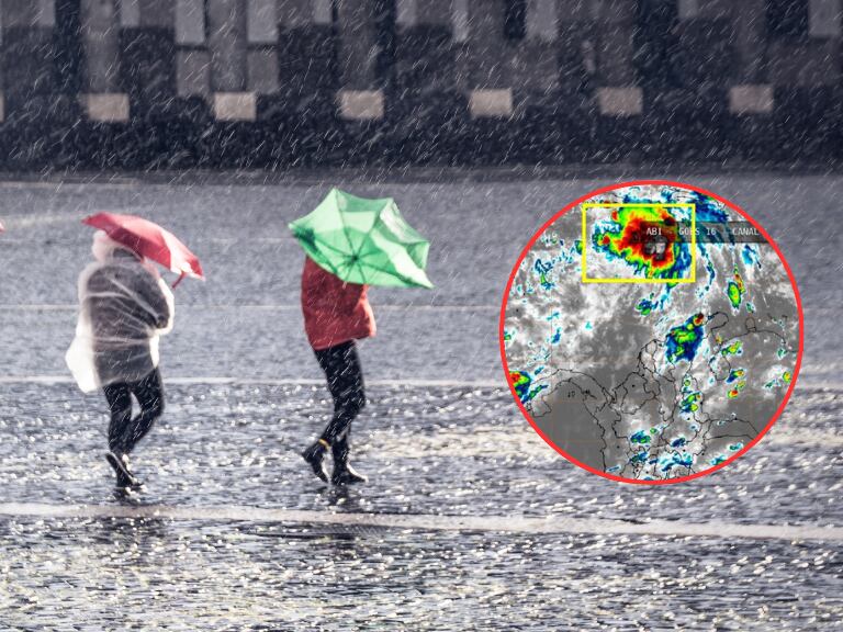 Personas que caminan por la carretera mojada durante la temporada de lluvias (Getty Images) / Reporte del Ideam (Ideam)