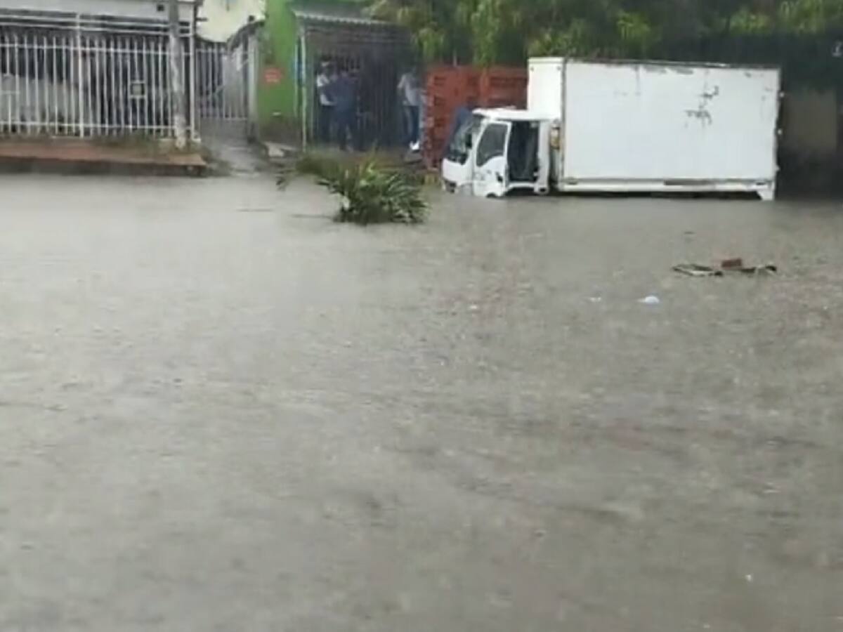 Fuerte lluvia en Cartagena generó inundaciones y vehículos represados en calles