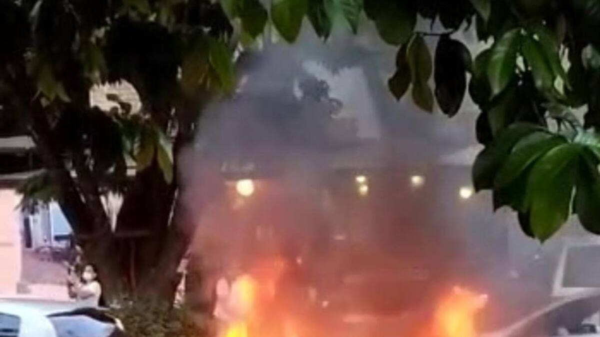 Incineran motocicleta de presuntos fleteros