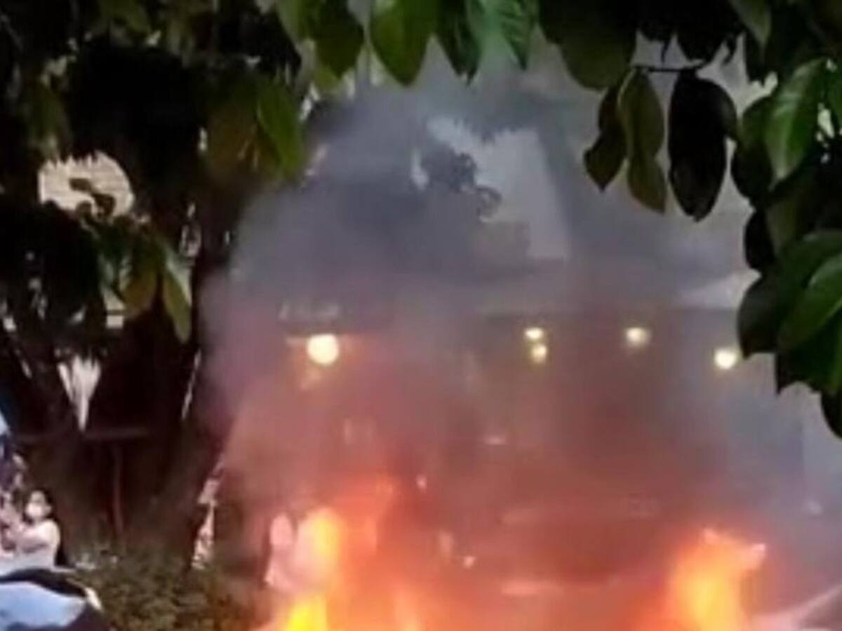 Incineran motocicleta de presuntos fleteros