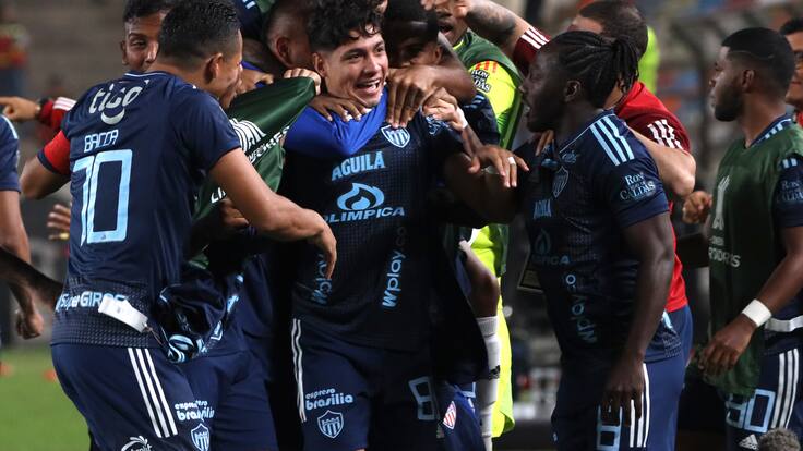 AMDEP1164. LIMA (PERÚ), 07/05/2024.- Bryan Castrillón (c) de Junior celebra un gol de este martes, en un partido de la fase de grupos de la Copa Libertadores entre Universitario y Junior en el estadio Monumental U Marathon, en Lima (Perú). EFE/ Aldair Mejía