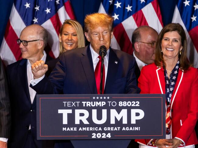 EA7112. COLUMBIA (ESTADOS UNIDOS), 26/02/2024.- El expresidente de los Estados Unidos, Donald Trump (c), habla después de vencer a la exgobernadora de Carolina del Sur Nikki Haley en las primarias republicanas de ese estado, el sábado 24 de febrero de 2024, en Columbia, Carolina del Sur (Estados Unidos). El expresidente de EE.UU. Donald Trump (2017-2021), favorito para ser el candidato republicano en las elecciones de noviembre, ha dejado claro que, de regresar a la Casa Blanca, su política migratoria irá más allá del famoso muro fronterizo que lo catapultó a la presidencia en 2016. EFE/ Jim Lo Scalzo