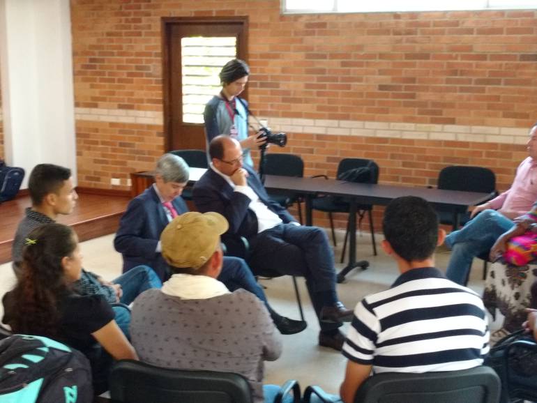 Director Alan Jara reunido con víctimas en Medellín 