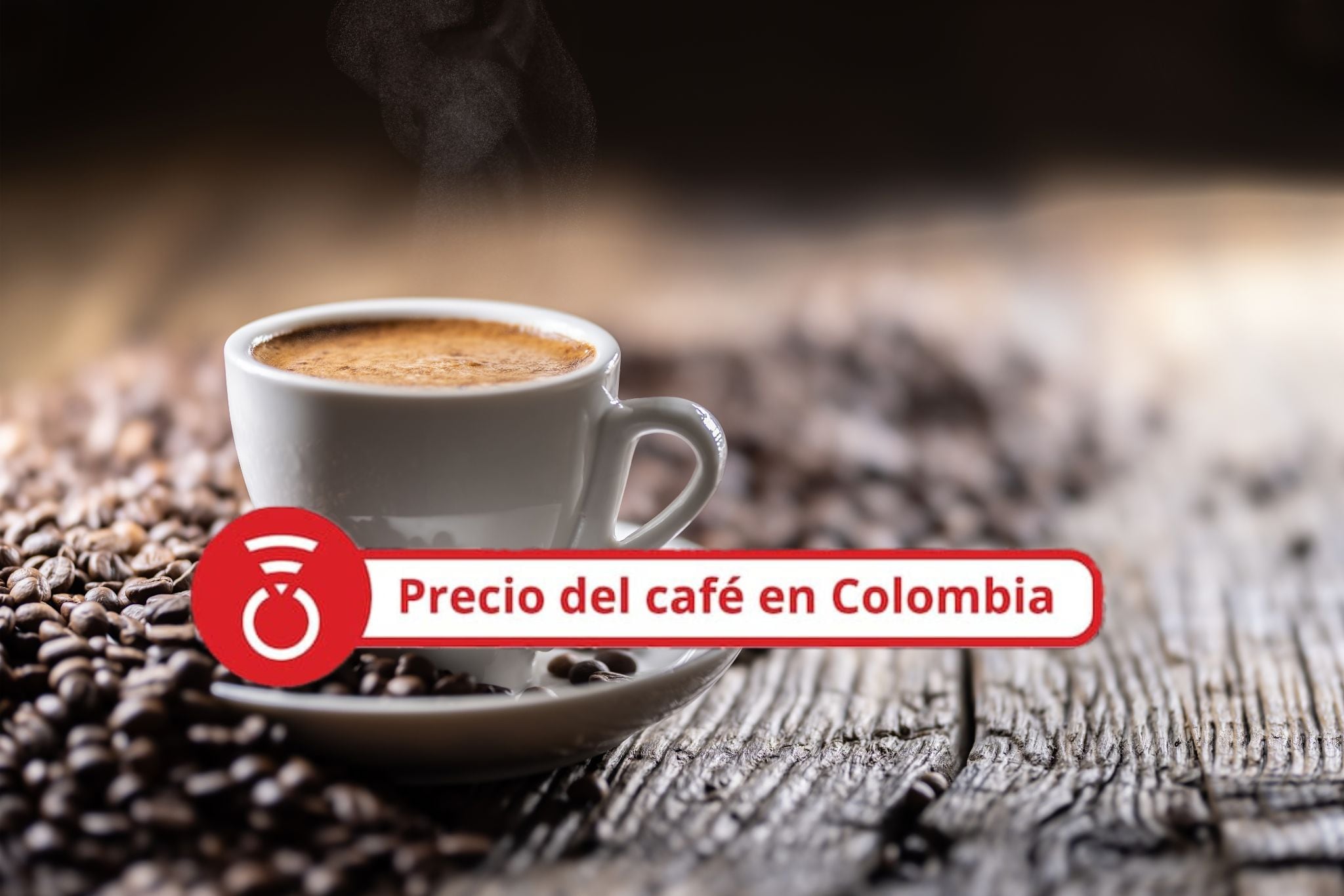 Taza de café solo con granos de café sobre una mesa de madera vieja. Foto Getty Images