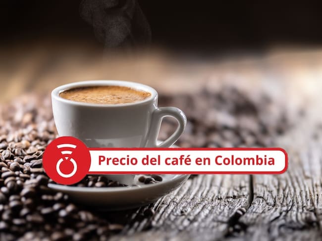 Taza de café solo con granos de café sobre una mesa de madera vieja. Foto Getty Images